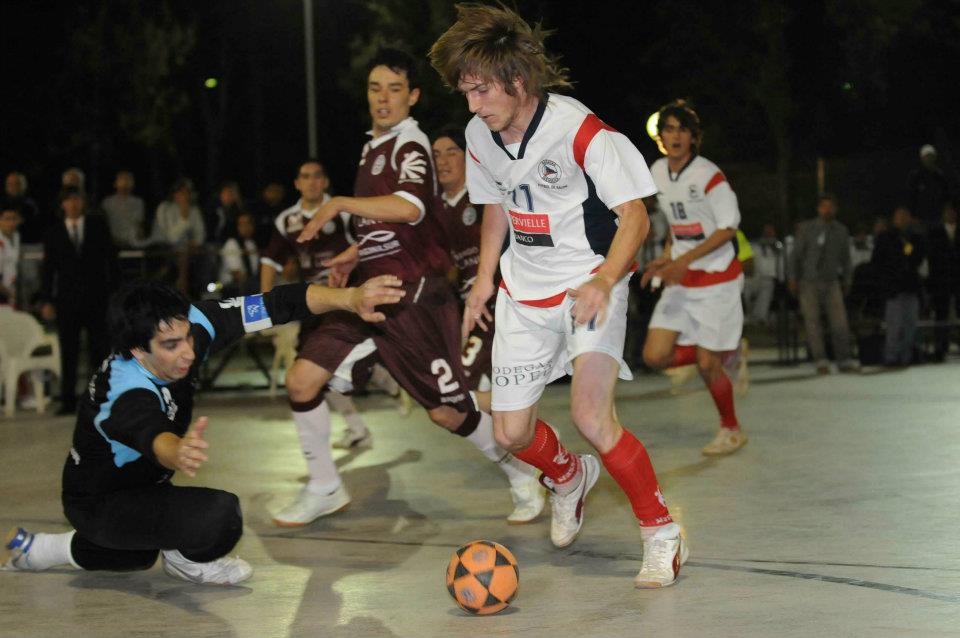 Gonzalo Rouyere en el partido frente a Lanus en cancha de Regatas.