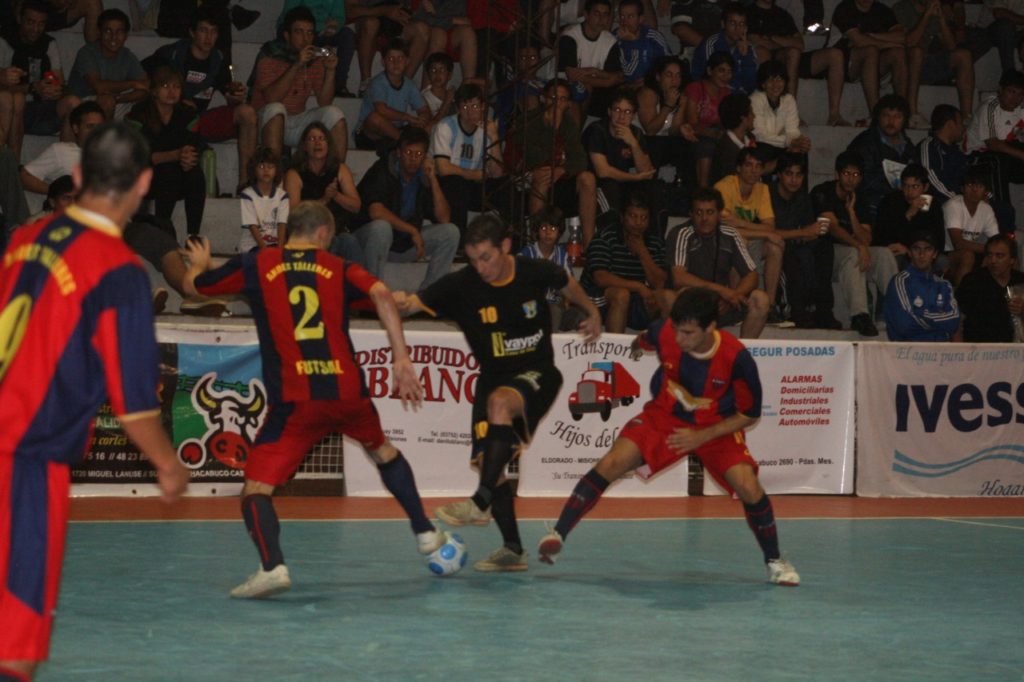 Mescolatti marcado entre Rodrifo Martínez y Germán Ciotti. Foto: Solo Futsal